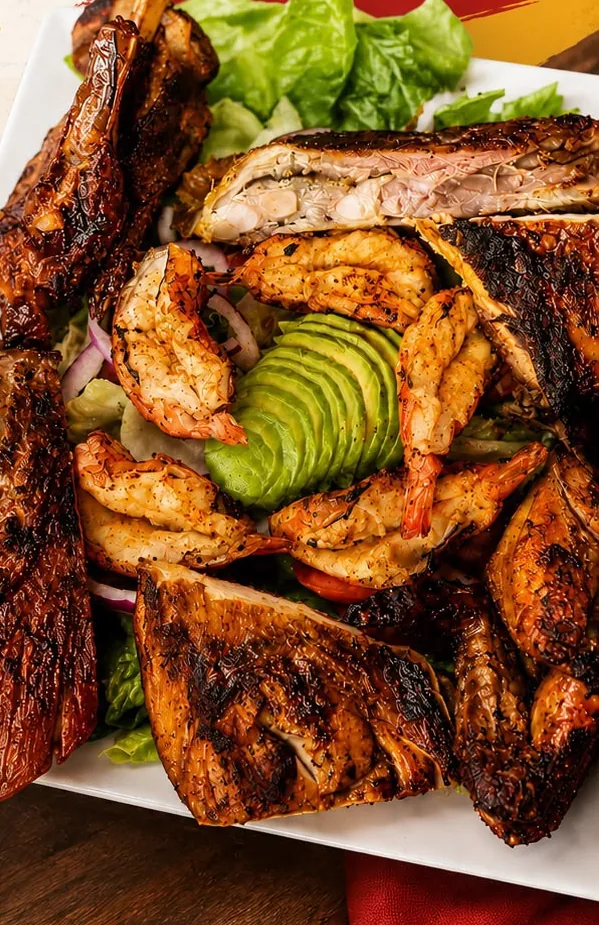 Banquete Familiar: grilled chicken, ribs, shrimp and avocado